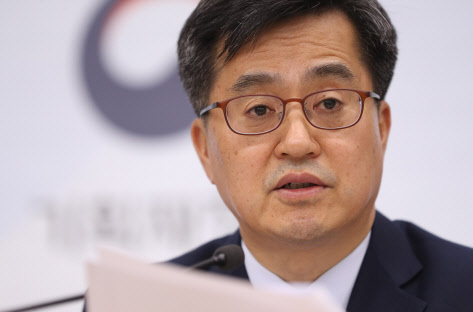 김동연 경제부총리 겸 기획재정부 장관이 지난 3일 정부세종청사 브리핑룸에서 추가경정예산안 편성 내용을 발표하고 있다. 연합뉴스